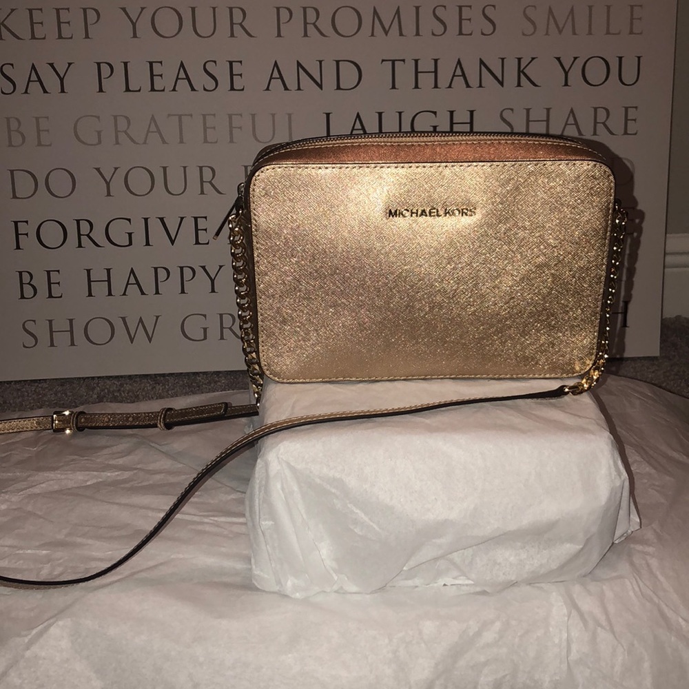 Micheal Kors jet set traveler crossbody bag